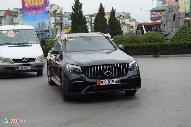 Gia đình Duy Mạnh chuẩn bị xe sang để tới nhà gái làm lễ hỏi. Ảnh: Zing.