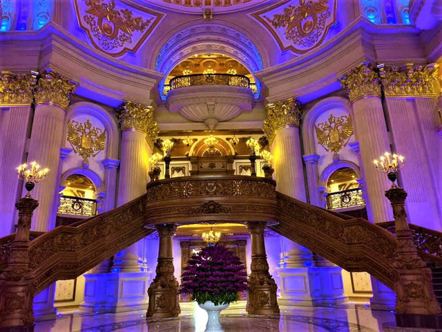 Tòa nhà siêu khủng có tên Thành Thắng thuộc sở hữu của ông Đỗ Văn Tiến (52 tuổi) - một doanh nhân ở Ninh Bình trong lĩnh vực sản xuất xi măng. Công trình này hoàn thiện sau 3 năm thi công.