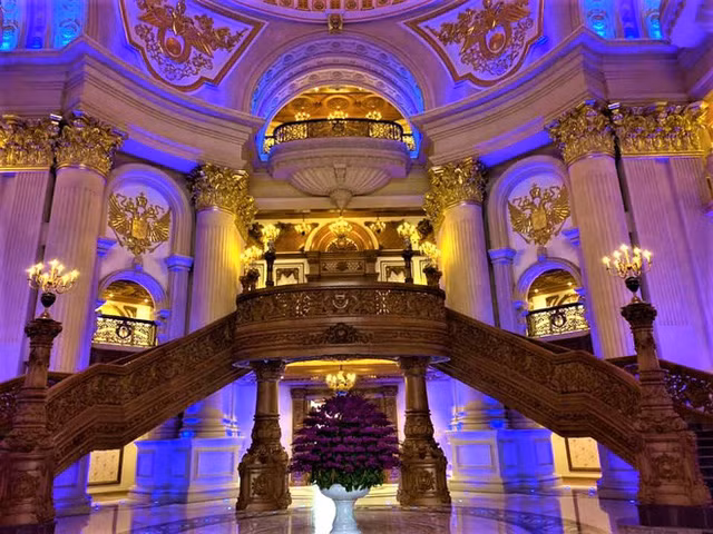 Tòa nhà siêu khủng có tên Thành Thắng thuộc sở hữu của ông Đỗ Văn Tiến (52 tuổi) - một doanh nhân ở Ninh Bình trong lĩnh vực sản xuất xi măng. Công trình này hoàn thiện sau 3 năm thi công.