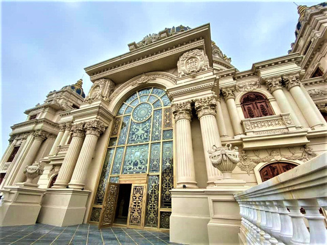 Theo chia sẻ từ công ty thiết kế, công trình này có nhiều phần được ốp đá Tây Ban Nha. Hàng vạn m3 khối gỗ quý được được sử dụng. Chiều cao nội thất đại sảnh vòm không gian trong nhà thông tầng tương đương với chiều cao của nhà 11 tầng, đường kính rộng tới 18m không có cột ở giữa, chiều cao kiến trúc phía ngoài tương đương với chiều cao của tòa nhà 18 tầng vời số tiền đầu tư lên tới hơn nghìn tỷ đồng.