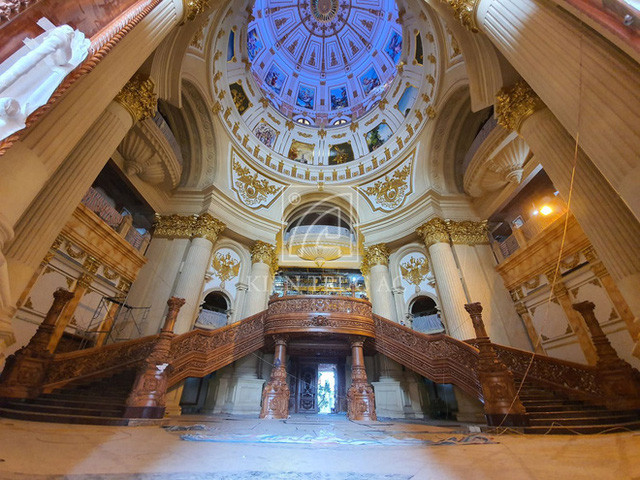 Điều đặc biệt khiến nhiều người chú ý hơn cả, chủ nhân của tòa lâu đài còn xây dựng 1 phòng nghe nhạc rộng khoảng 700 m2 với đủ bộ sân khấu, chứa được hơn 300 khán giả.