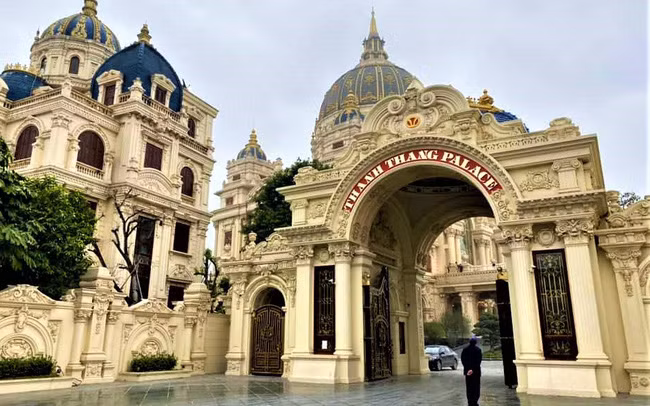 Quang cảnh bên ngoài như một tòa cung điện nguy nga. Được biết công trình này được lấy ý tưởng từ Nhà thờ Thánh Peter và những công trình ở Vatican (Italy) kết hợp với một số chi tiết thuần Việt và sở thích của gia chủ.