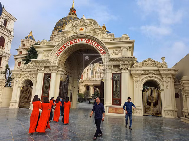 Tòa lâu đài có màu sơn với tone chủ đạo là trắng kem. Tổng diện tích xây dựng với hơn 2500,2/sàn trong khuôn viên rộng 28.000m2 với hàng chục nghìn tấn thép và bê tông.