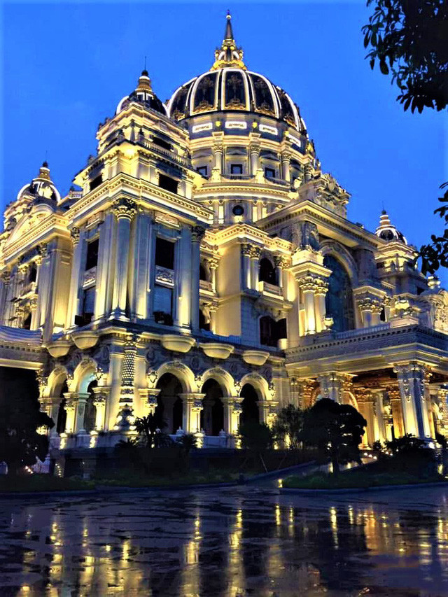 Cảnh tòa lâu đài khi lên đèn vào buổi tối.