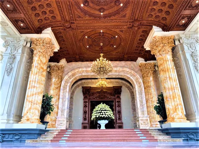 Những cây cột bề thế ở cửa chính của tòa lâu đài được chạm trổ tinh xảo, cầu kỳ.