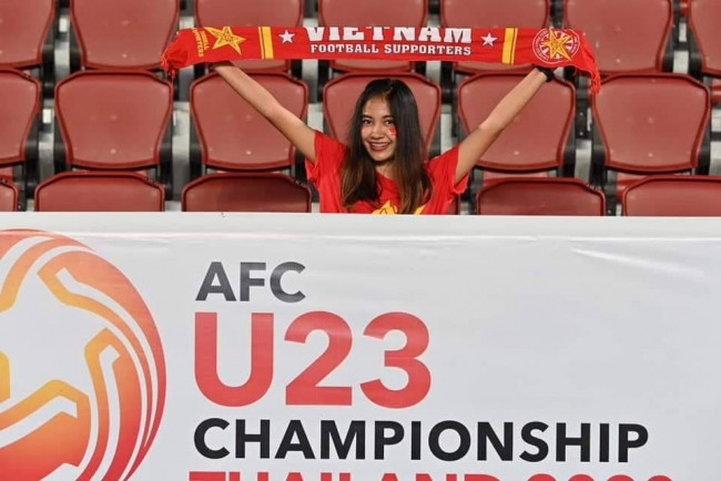 Mặc dù tuổi đời còn khá trẻ nhưng Aor Sureeporn đã là một phóng viên bóng đá "cứng tay", thường xuyên được cử đi công tác, đưa tin tại nước ngoài.