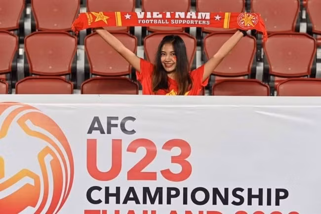 Mặc dù tuổi đời còn khá trẻ nhưng Aor Sureeporn đã là một phóng viên bóng đá "cứng tay", thường xuyên được cử đi công tác, đưa tin tại nước ngoài.