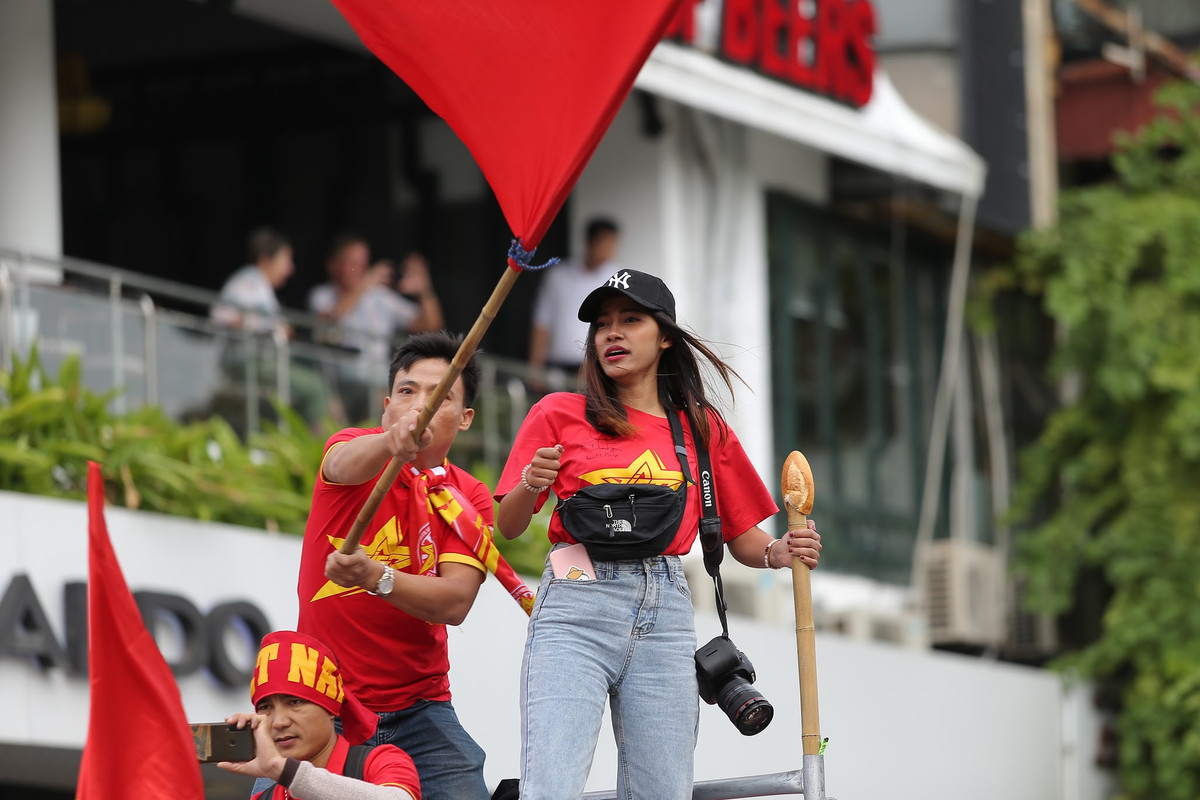 Aor Sureeporn (SN1998) hiện đang là phóng viên của trang Ballthai Image. Cô nàng từng gây chú ý khi sang cổ vũ đội tuyển Việt Nam đá vòng loại World Cup vào giữa tháng 11/2019. Có mặt tại VCK U23 Châu Á, cô nàng có nghiệm vụ theo sát đội tuyển U23 Thái Lan nhưng đáng tiếc họ đã bị loại ngay từ khi bước vào tứ kết.