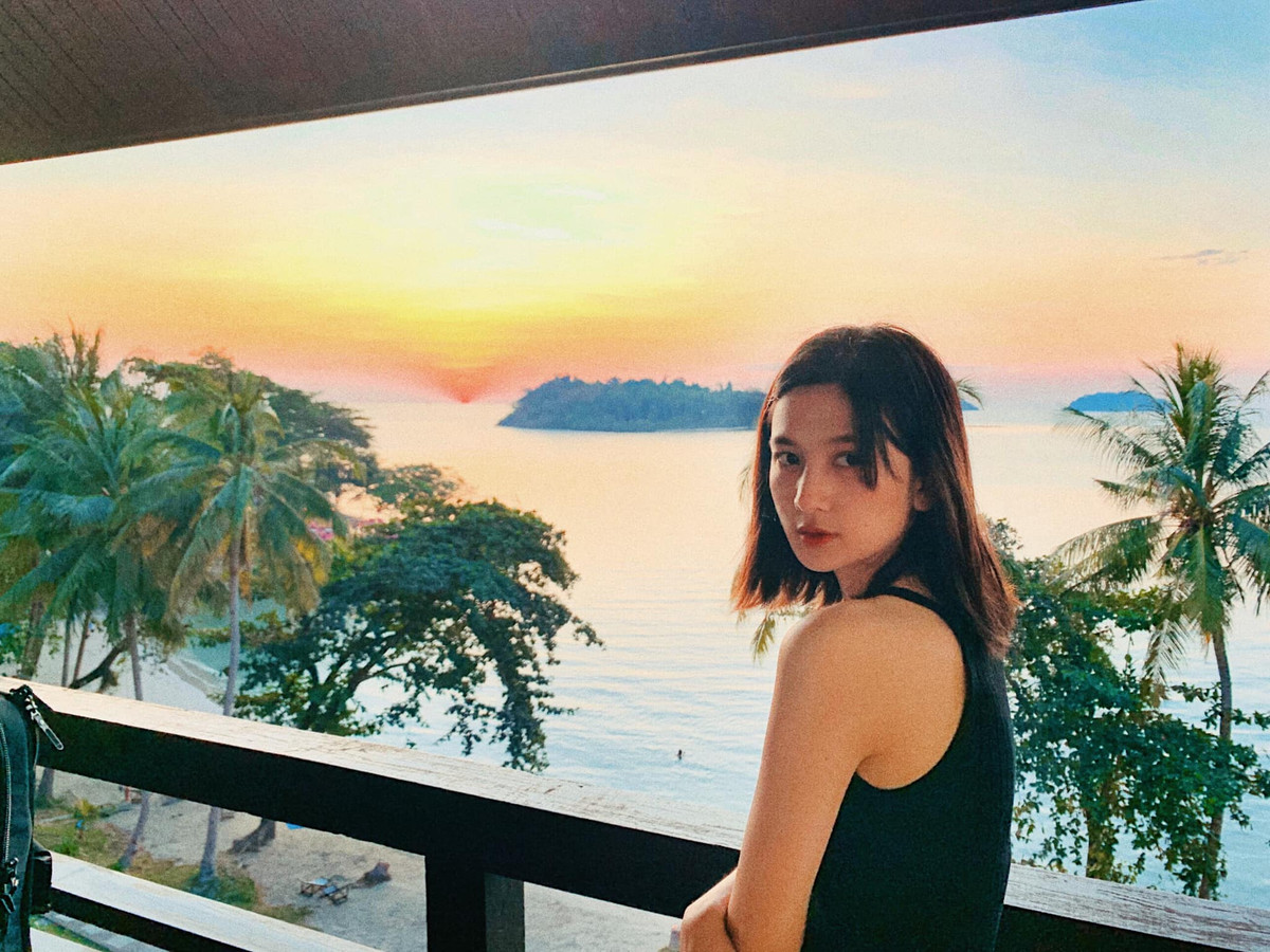 Sae-ear tốt nghiệp chương trình Tiếng Anh chuyên ngành Thương mại tại ĐH Khon Kaen, Thái Lan. Bởi vậy mà khi còn làm việc cho FAT, bên cạnh vai trò điều phối viên, dẫn đoàn thể thao nước ngoài thì cô còn làm phiên dịch viên.