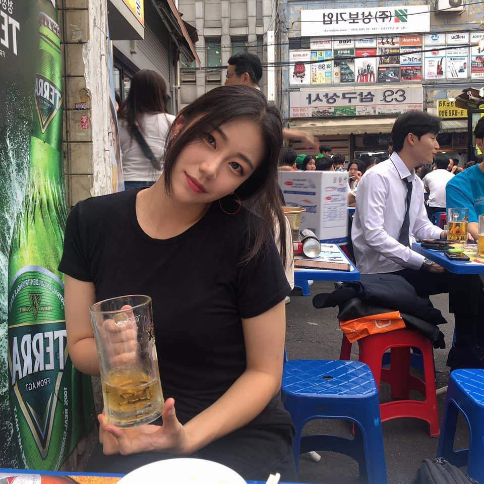 Yoonkyung Cha sở hữu nước da trắng hồng, dáng người cao ráo cùng khuôn mặt cực kỳ xinh xắn. Là một phóng viên thể thao, đi nhiều nơi gặp gỡ với nhiều người nên nữ phóng viên được đánh giá là xông xáo, dễ gần và gây được thiện cảm với người đối diện.