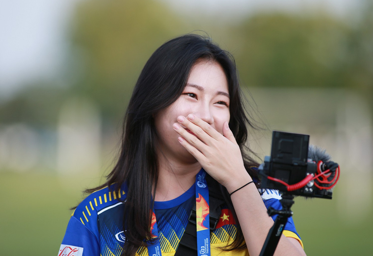 "Tôi không biết quá nhiều về cầu thủ U23 Việt Nam dù đã nghe nhiều về họ. Tôi theo đội vì có HLV Park Hang-seo, người rất nổi tiếng tại Hàn Quốc. Bên cạnh đó tôi cũng biết nghe về Quang Hải. Đây là lần đầu tiên tôi được thấy các cầu thủ ngay trước mặt. Khá lo lắng và hứng thú" - Nữ phóng viên người Hàn tại VCK U23 Châu Á chia sẻ.