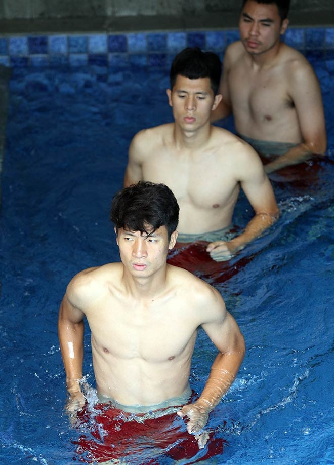 Nổi tiếng với bức ảnh cởi áo khoe 6 múi trong trận U23 Việt Nam - U23 Iraq tại giải U23 Châu Á, body trung vệ Bùi Tiến Dũng đẹp thế nào là điều không cần bàn tới.