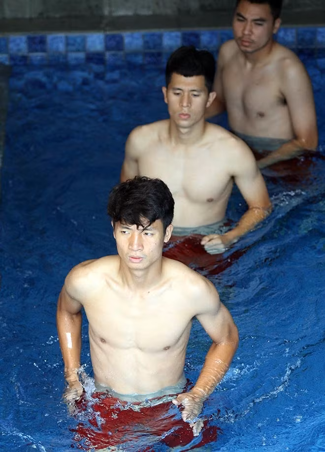 Nổi tiếng với bức ảnh cởi áo khoe 6 múi trong trận U23 Việt Nam - U23 Iraq tại giải U23 Châu Á, body trung vệ Bùi Tiến Dũng đẹp thế nào là điều không cần bàn tới.