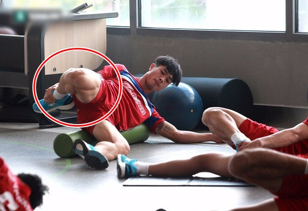 Rất ít khi khoe cơ thể cường tráng như qua một số hình ảnh luyện tập, Công Phượng lộ bắp chân cuồn cuộn chắc khoẻ khiến ai cũng phải "đứng hình".