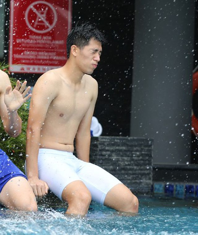 Trong khi các đồng đội sở hữu 6 múi nam tính thì Đình Trọng lại có một vòng 2 rất dễ thương với ngấn mỡ, làn da trắng như con gái. Bụng béo dường như chẳng phải nhược điểm của anh chàng mà lại trở thành một điểm đặc biệt khiến người hâm mộ nữ yêu thích.