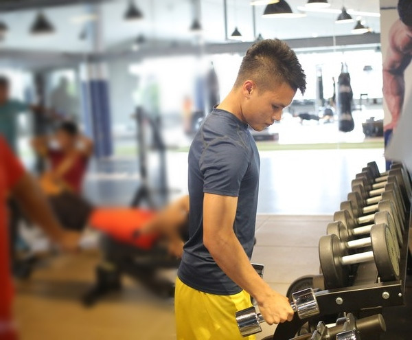 Sở hữu chiều cao khá khiêm tốn so với các đồng đội nhưng Quang Hải cũng sở hữu một thân hình cân đối với các cơ chắc khoẻ.