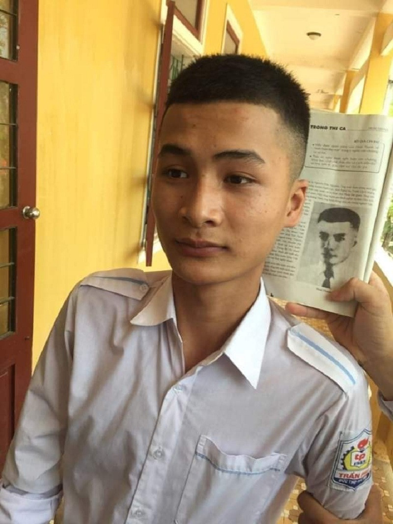 Không chỉ có khuôn mặt giống nhau, không biết vô tình hay hữu ý, có bạn còn giống cả kiểu tóc.