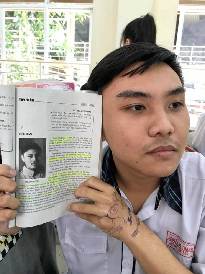 Chỉ sau vài ngày chính thức xuất hiện, trào lưu đã nhận được rất nhiều sự yêu mến và tham gia của học sinh trên cả nước. Đáng chú ý, có nhiều gương mặt giống những nhà thơ, nhà văn trong sách đến 80% khiến cộng đồng mạng thích thú.