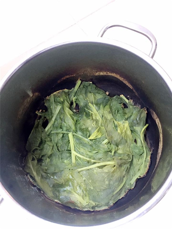 Đang nấu cơm nhưng mải nghịch điện thoại hay gì mà nước thì cạn, rau với nồi thì cháy đen.