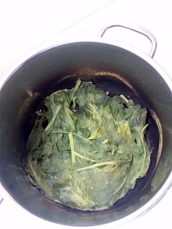 Đang nấu cơm nhưng mải nghịch điện thoại hay gì mà nước thì cạn, rau với nồi thì cháy đen.