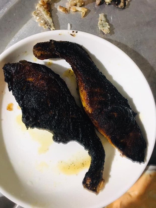 Món cá rán lặn dưới bùn này chắc chắn được tạo ra bởi cô gái có kỹ năng bếp núc bằng 0. Nhìn thế này còn ăn uống gì nữa?