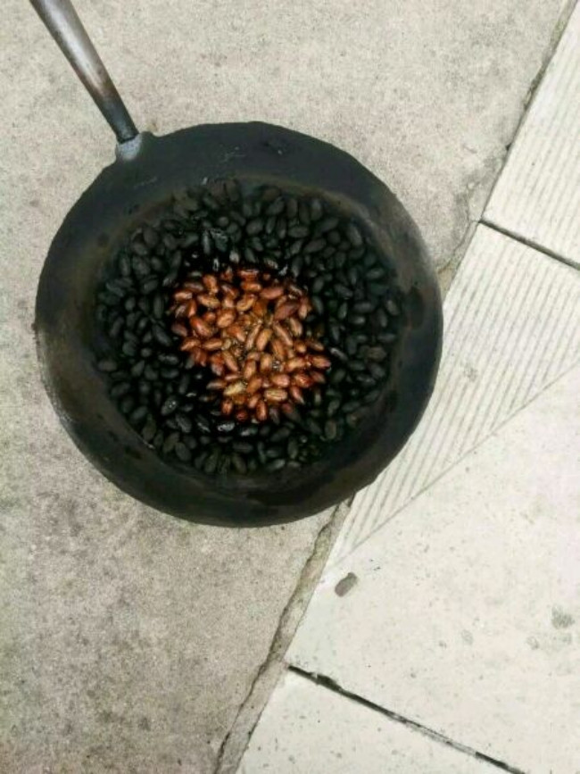 Chảo lạc rang cháy cạnh thành công ngoài mong đợi, mỗi tội làm xong phải bỏ đi chứ ai mà ăn nổi?