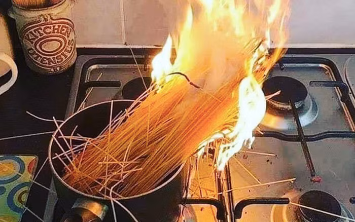 "Thôi các chị ra phòng khách ngồi xơi chè, buôn chuyện để anh em chúng tôi trổ tài cho. Nấu nướng thế này thì sớm muộn cũng cháy nhà, nhẹ hơn là tan nát gia đình", "Khi bạn vụng về, không biết nấu nướng nhưng lại nhiệt tình thái quá" - Dân mạng bình luận hài hước cho những màn trổ tài bá đạo.