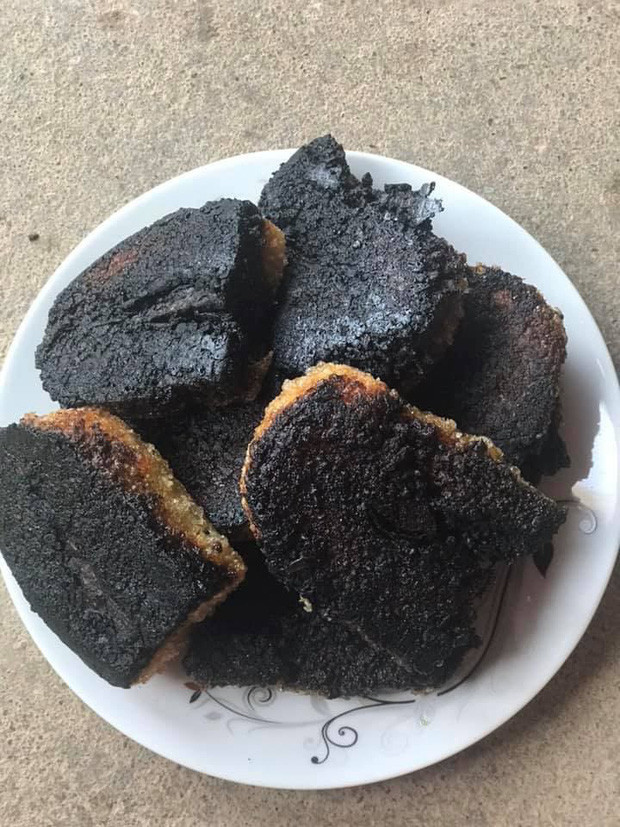 Món bánh chưng rán huyền thoại rơi vào tay các cô nàng "đảm đang" thì bỗng biến thành món "cục gạch" được xếp lên đĩa.