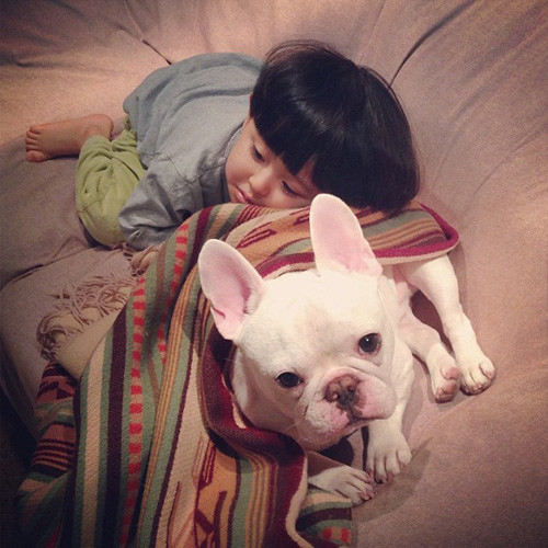 Fanpage trên facebook của Tasuku lên tới 190 nghìn lượt like còn trang cá nhân Instagram chuyên đăng ảnh của Tasuku có tới hơn 410.000 người theo dõi.