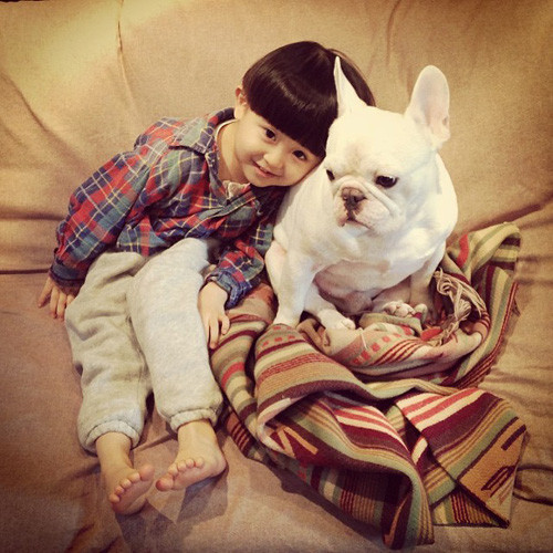 Tasuku là một trong những nhóc tì Nhật Bản nổi tiếng nhất và có lượng fan cực lớn trên khắp thế giới. Gương mặt baby của Tasuku và chú cún cưng làm hàng nghìn fan ở khắp nơi điên đảo.