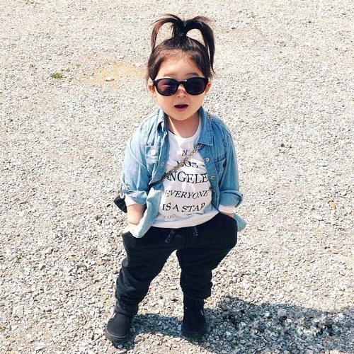 Ngoài ra, phong cách ăn mặc rất sành điệu của nhóc tì Nhật Bản đáng yêu này cũng thu hút sự chú ý của dân mạng.