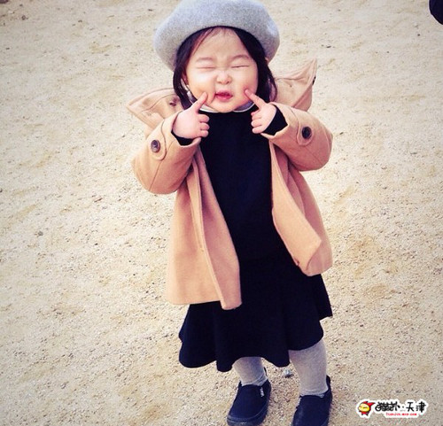 Cô bé Shuri (3 tuổi) được mọi người yêu mến bởi gương mặt bầu bĩnh, đáng yêu và những biểu hiện trên gương mặt cực sinh động, tinh nghịch.