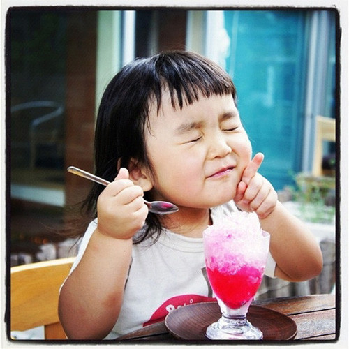 Bé Aries Shirayuki. Với những biểu cảm rất đáng yêu, ngộ nghĩnh cô bé Aries Shirayuki đã nhanh chóng chiếm được cảm tình của hàng nghìn fan khắp nơi trên thế giới. Ngoài ra, nhiều người phải ngả mũ khâm phục khả năng làm “mặt xấu” của Aries.