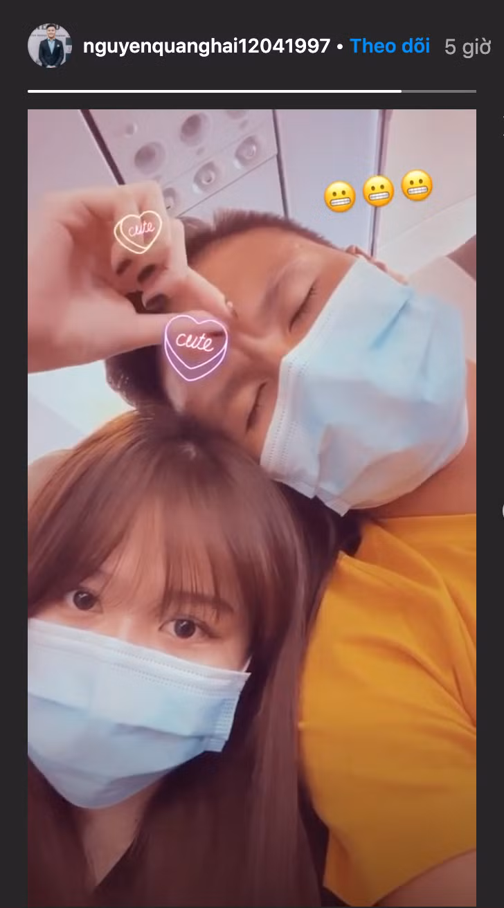 Trước đó, Quang Hải khoe khoảnh khắc hạnh phúc bên cạnh bạn gái trên trang cá nhân. Anh ngủ ngon lành trên máy bay, lông mày vẫn cau lại sau đó được Huỳnh Anh nhẹ nhàng xoa vào để giãn chân mày ra.