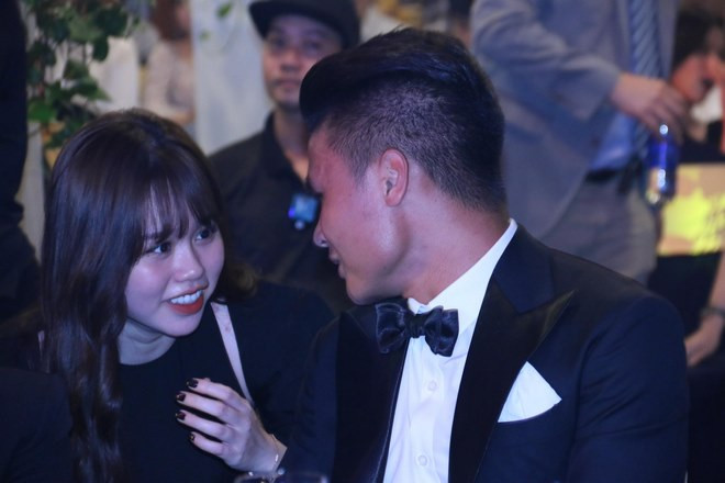 "Mặt béo thế, nọng cằm kìa. Trông cũng không khác ảnh lắm nhưng trông hơi to béo, không hợp với Quang Hải", "Nói chung cách thể hiện thì có vẻ tử tế nhưng mình không có cảm tình với Huỳnh Anh là sao nhỉ" - Dân mạng bình luận.