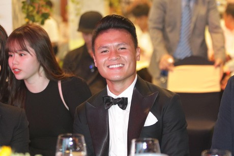 Dù cử chỉ cực kỳ lịch sự và ý tứ. Thế nhưng, bạn gái Quang Hải vẫn bị một số người chỉ trích vì ngoại hình kém xinh, không giống trên ảnh.