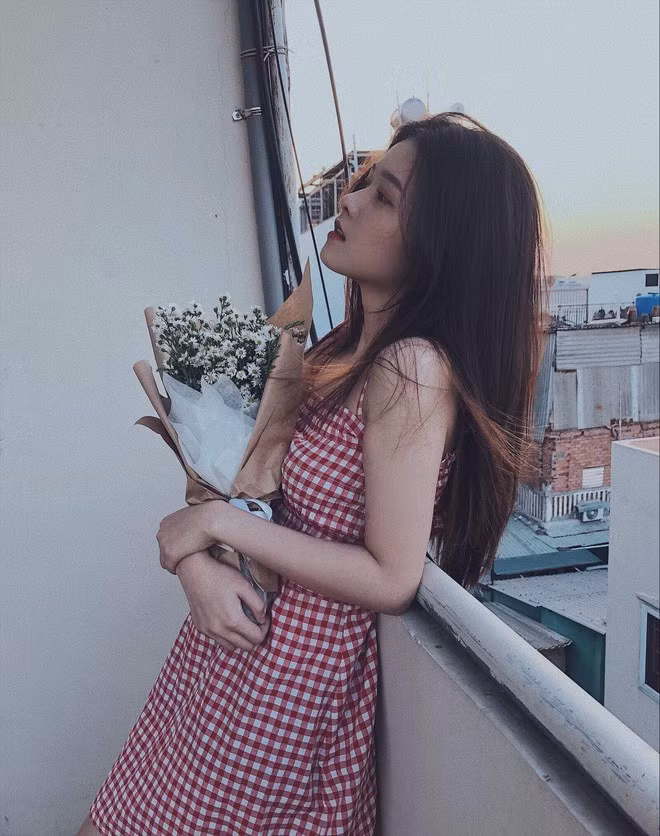 Khi nhìn thoáng qua, nhiều người còn bị nhầm tưởng rằng Mộng Cầm là chị em song sinh với Nancy (Momoland).