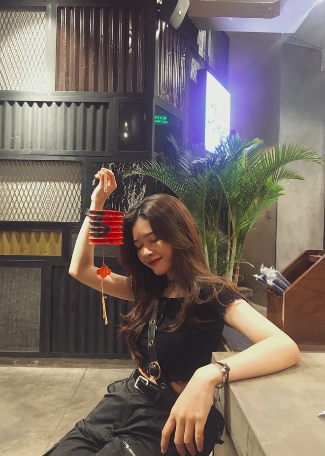 Trong bức ảnh dù chỉ chụp bằng camera thường, nữ sinh 2K vẫn xuất hiện rất nổi bật với góc nghiêng thần thánh toát lên sự thanh tú.