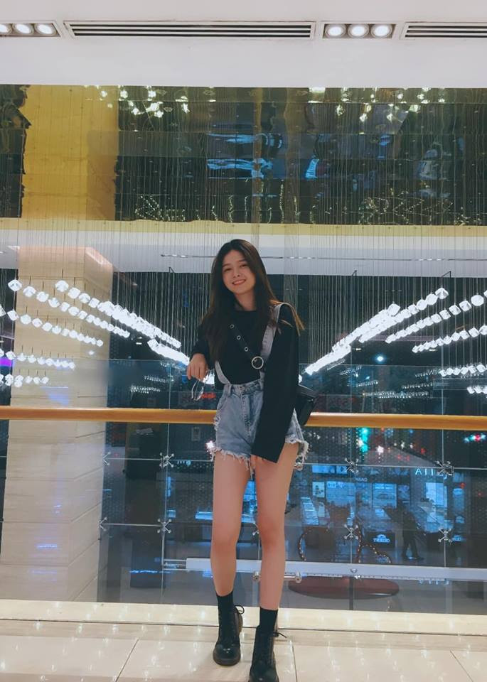 Dưới bức ảnh của Mộng Cầm, hàng hoạt bình luận khen ngợi nhan sắc xinh đẹp cùng thần thái hút hồn của nữ sinh 10X HUTECH.