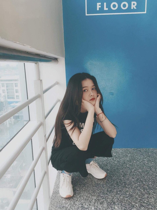 Được biết, chủ nhân của bức ảnh có tên là Nguyễn Thị Mộng Cầm sinh năm 2000 đến từ Sóc Trăng, hiện đang là sinh viên năm 2 chuyên ngành Marketing trường Đại học Công nghệ TP. HCM.