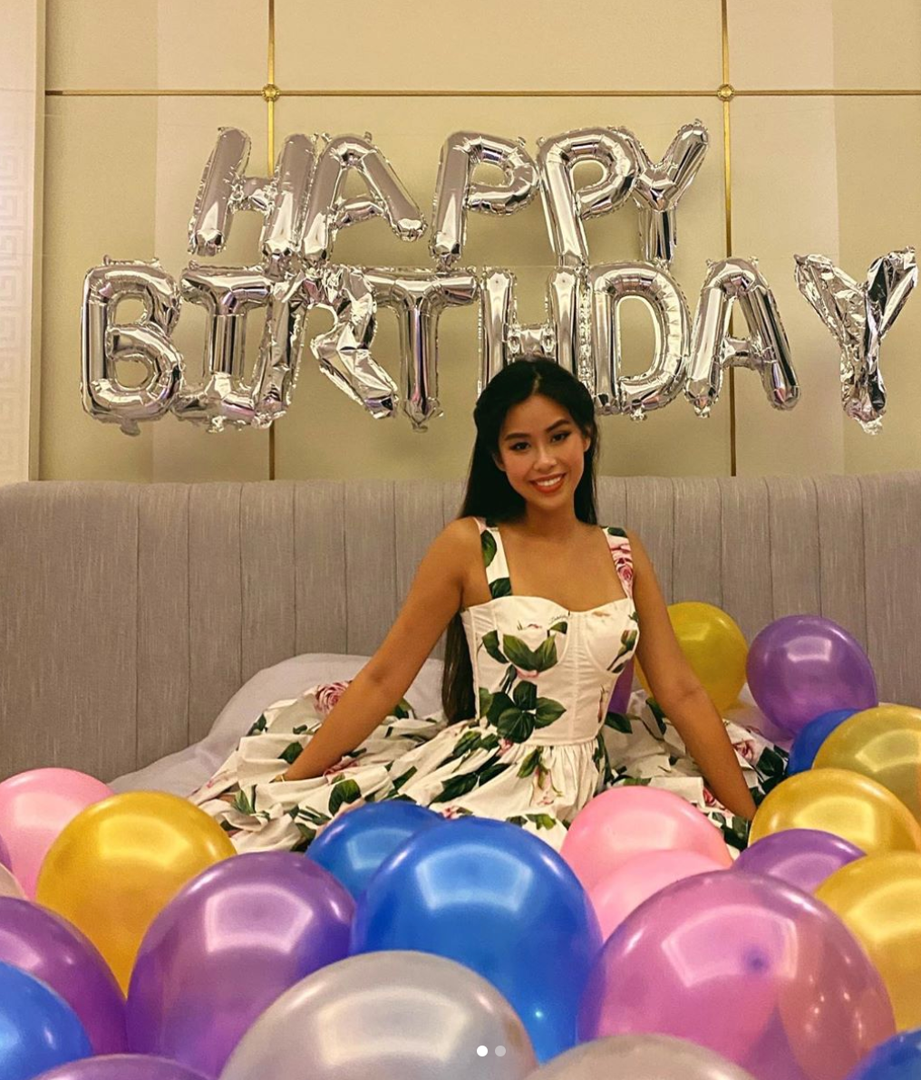 Kèm với đó, cô nàng khoe bức ảnh cực kỳ xinh đẹp đón sinh nhật. Do ảnh hưởng của dịch bệnh nên rich kid Tiên Nguyễn đón sinh nhật tại nhà.