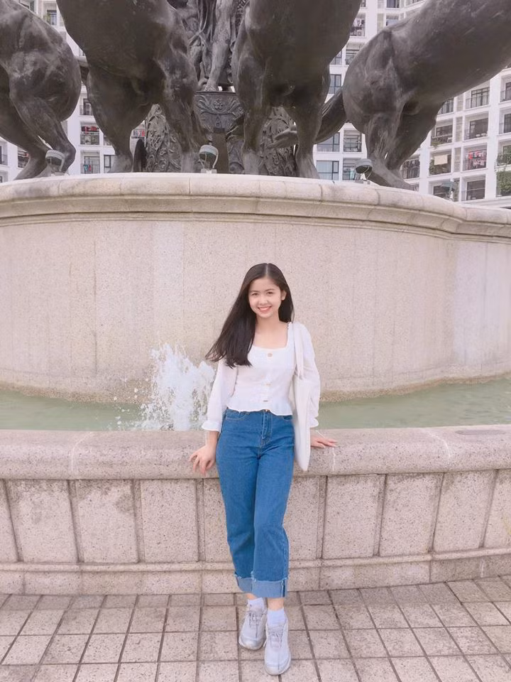 Càng ngày, Thanh Thư càng trở nên xinh đẹp, nữ tính và dịu dàng, không còn nghịch ngợm như xưa.