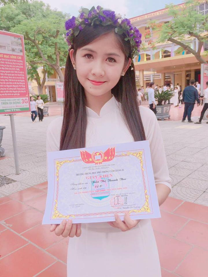 Bất ngờ nổi tiếng, chính bản thân Thư cũng không ngờ tới. Ngoài vẻ ngoài xinh xắn, tính cách hài hước, cô nàng còn có thành tích học tập tốt với 12 năm học sinh giỏi thế nhưng hot girl lại có quyết định đầy táo bạo đó là không thi đại học.