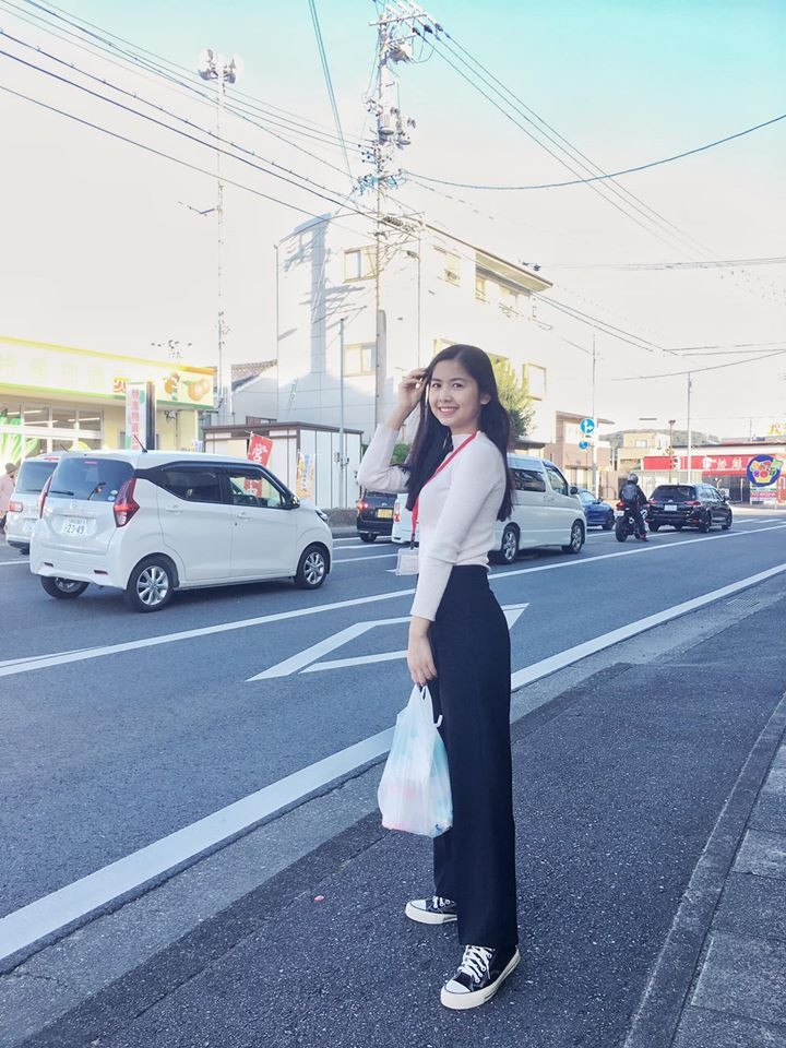 "Hot girl chân khoèo" cho biết, cuộc sống của cô nàng không có gì thay đổi sau khi bất ngờ nổi tiếng. "Em vẫn đang cố gắng học tập. Đối với em, đây không phải là một sự nổi tiếng và không muốn mình hiểu sai về sự nổi tiếng hay quá kì vọng vào nó" - Thanh Thư chia sẻ.