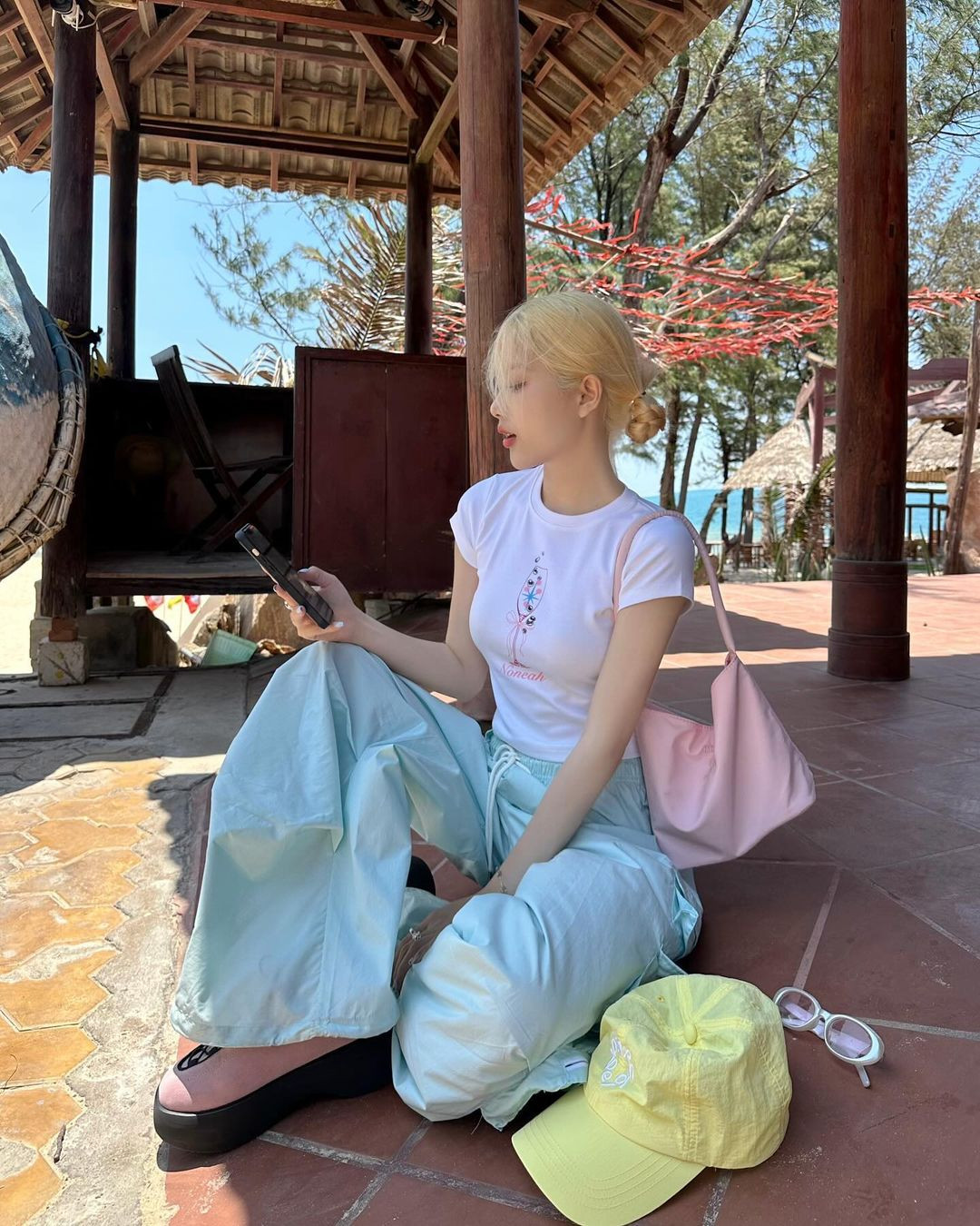 Phong cách thời trang của Hoài trang trẻ trung, năng động và cuốn hút.