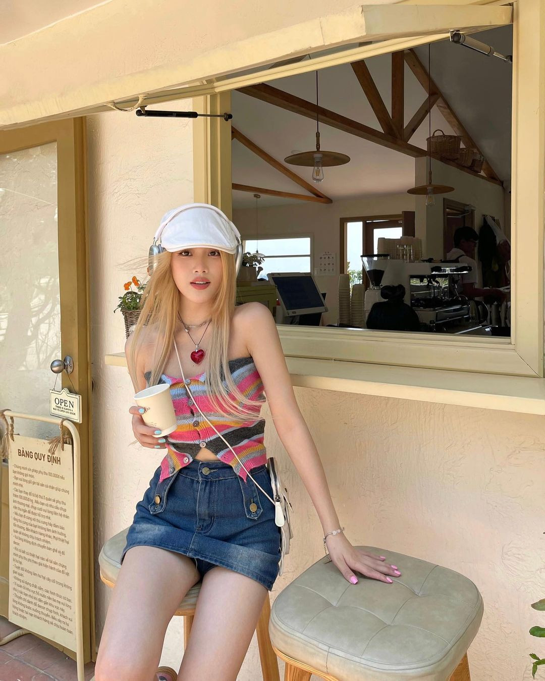 Làm về lĩnh vực thời trang, hot girl này thường xuyên thay đổi phong cách, làm mới hình ảnh.