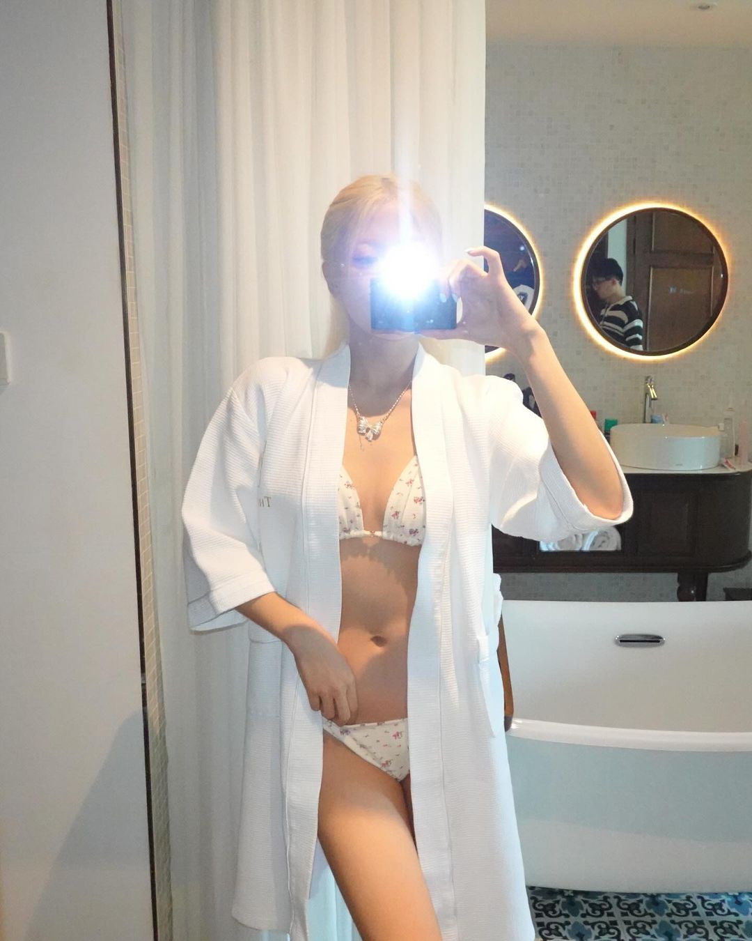 Cô nàng không ngại tạo dáng trước gương, khoe body không chút mỡ thừa.