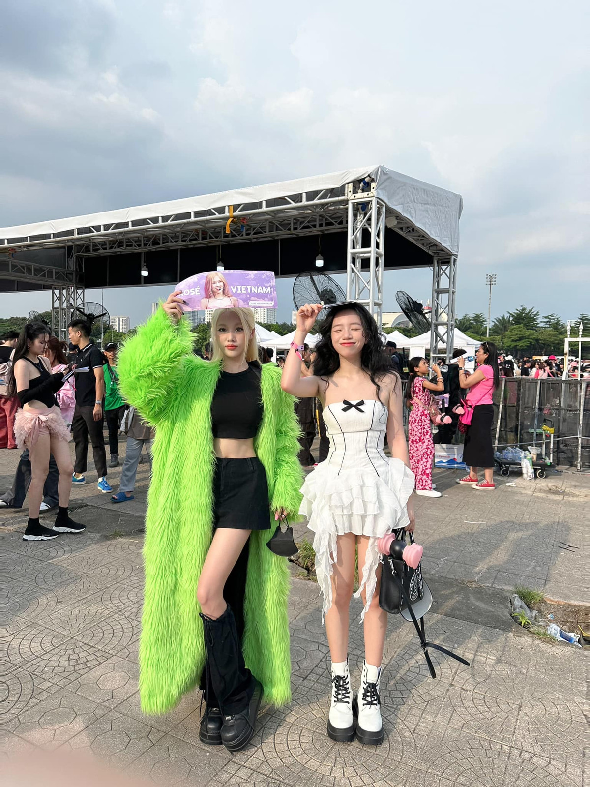 Sở hữu mái tóc bạch kim cùng thân hình khá gầy giống như thành viên của Blackpink, Hoài Trang cho thấy mình là fan cứng của giọng ca chính nhóm nhạc Hàn đình đám.