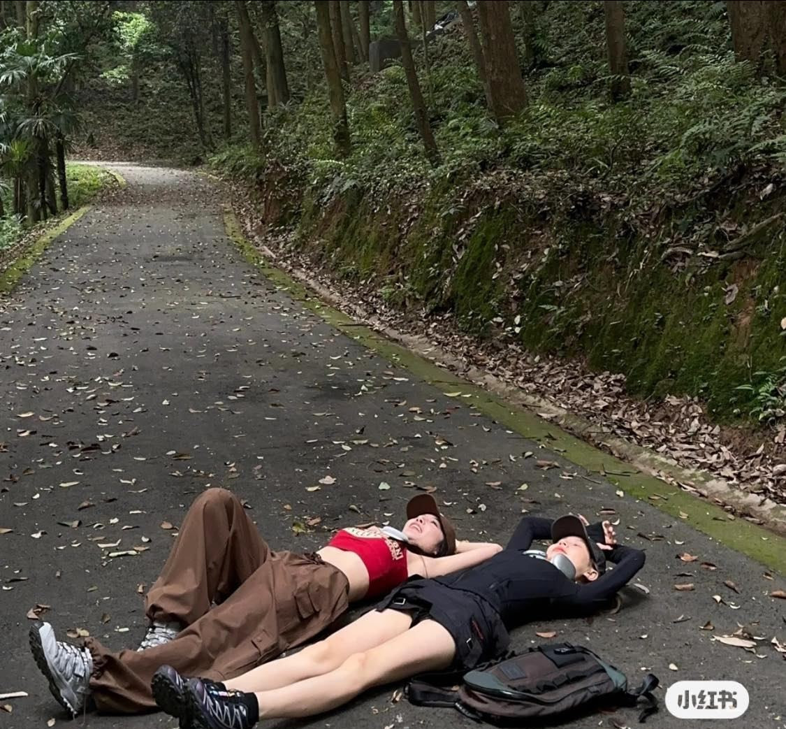 Không cần tạo dáng, căn góc, cẩn thận xem xet ánh sáng,.. Chỉ cần nằm ra và chụp.