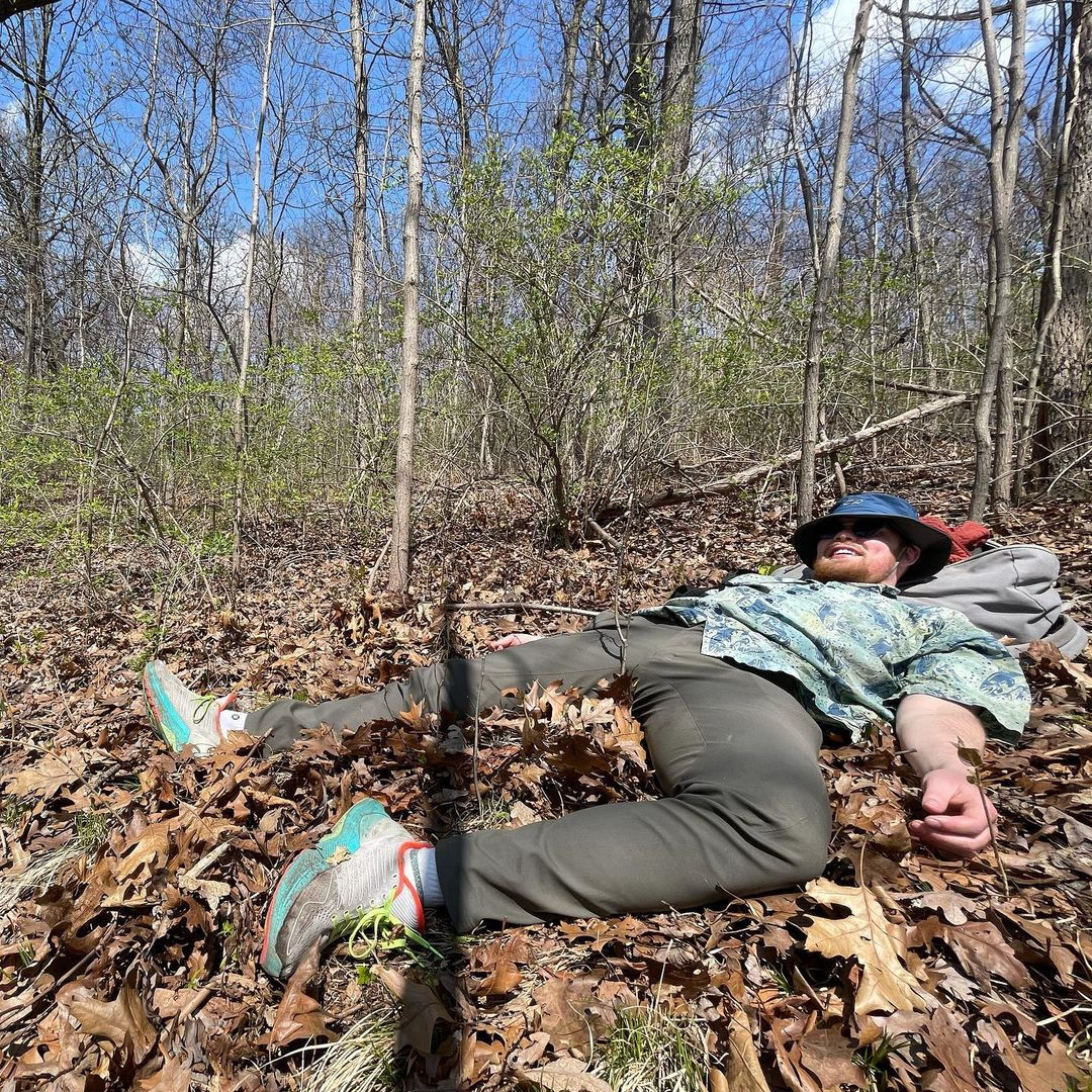 Chẳng cần pose dáng phức tạp...